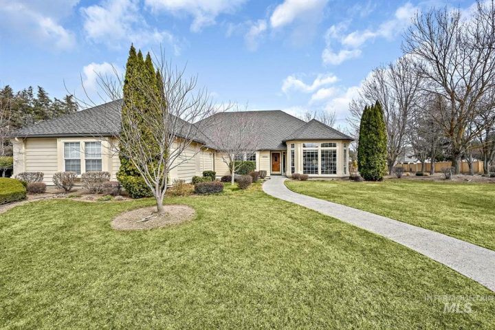 Charming west boise home with large front yard in the greyloch subdivision